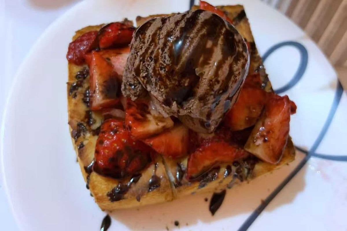 T11. Strawberry + Chocolate Ice Cream Thick Toast / T11. 草莓+巧克力冰淇淋厚片吐司