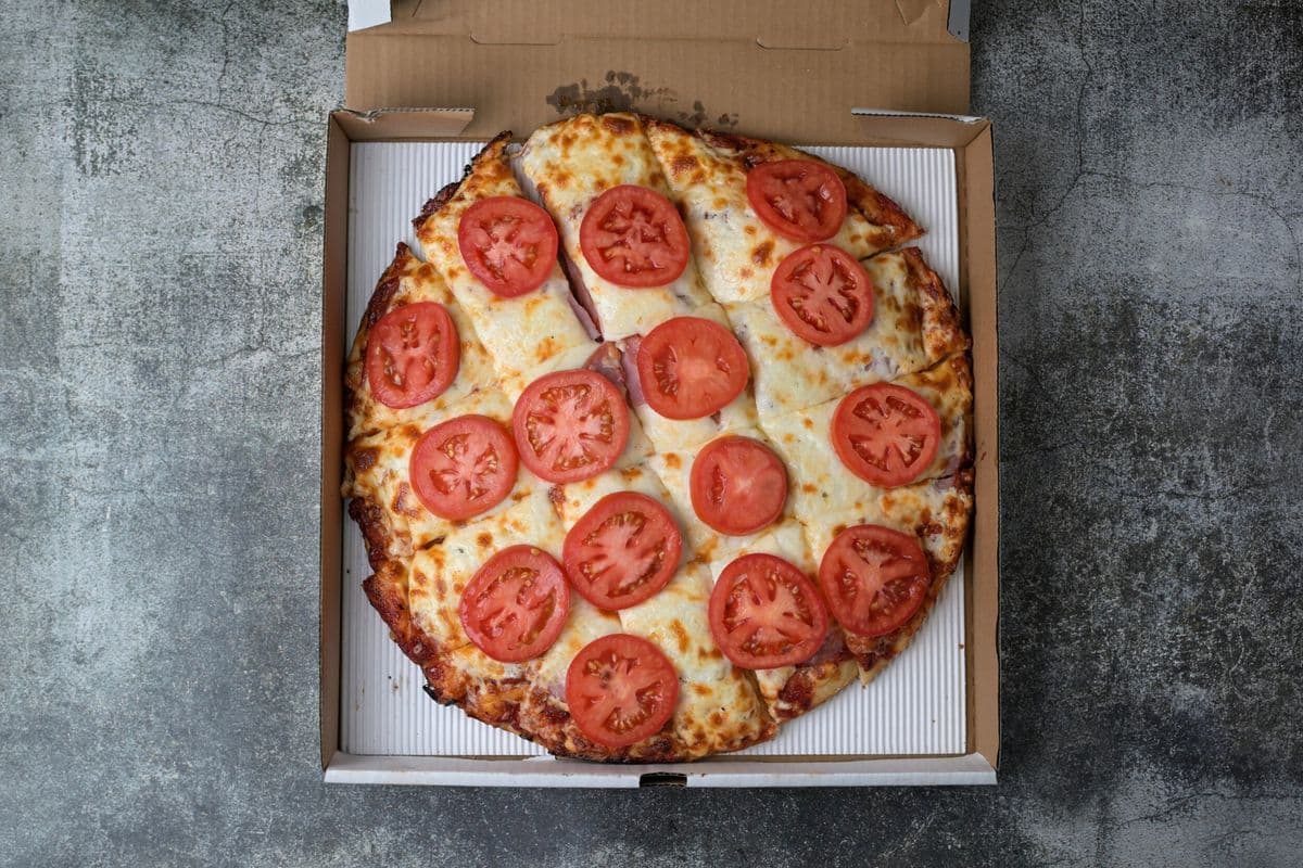 Ham and Fresh Tomatoes Pizza