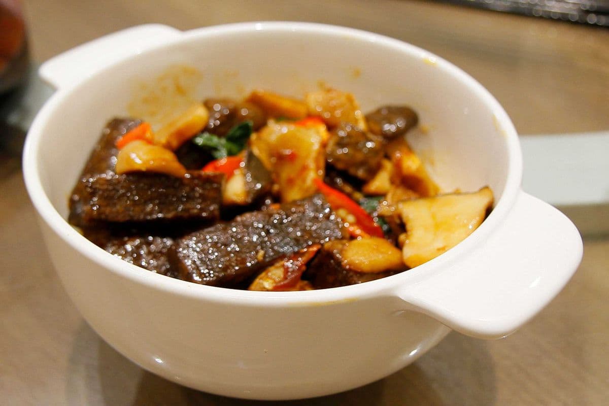 Stir-Fried Rice Cake & Oyster Mushrooms in Chili Soy Sauce/三杯米Q糕