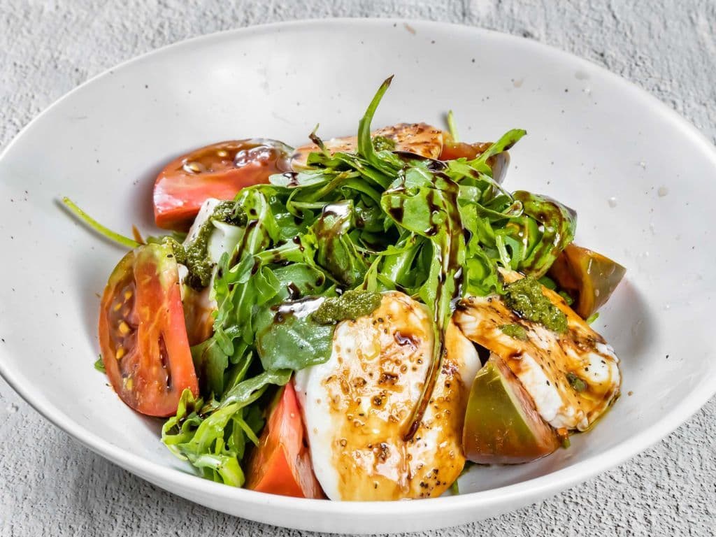 Thai Basil Mozzarella Salad (V)（羅納芝士沙律）
