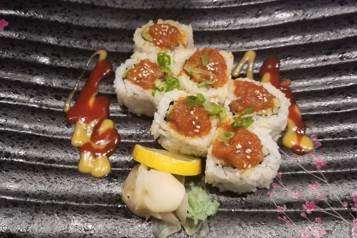 Spicy Salmon Roll (8 pcs)