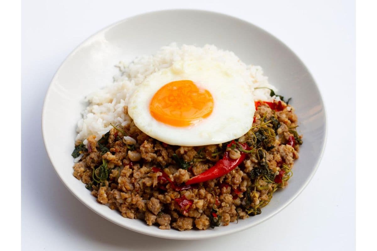 P5. Sauté au basilic thaï avec œuf (riz) / P5. Stir Fried Thai Basil with Fried Egg (Rice)
