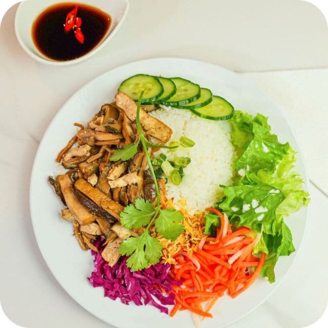 R5. Riz végétarien avec tofu et champignons 
