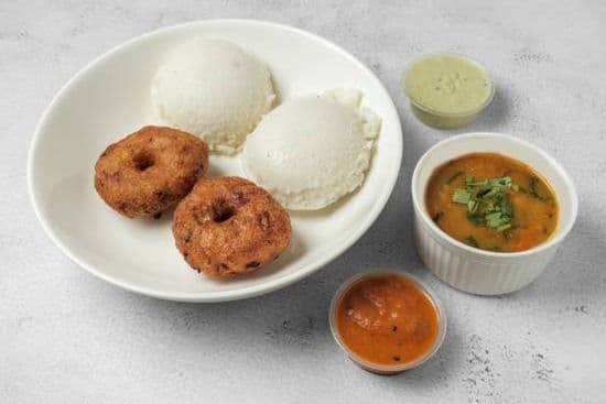 Combo 1-Idli (2 pcs), Vada (2 pcs)