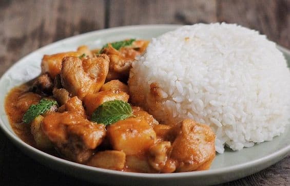 Curry Chicken with Peppers & Onion on Steamed Rice / 咖哩雞片飯