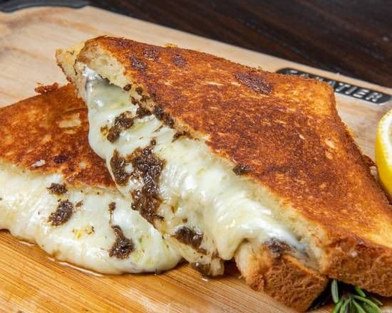 Grilled Cheese a la Truffe / Grilled Cheese with black truffle sauce
