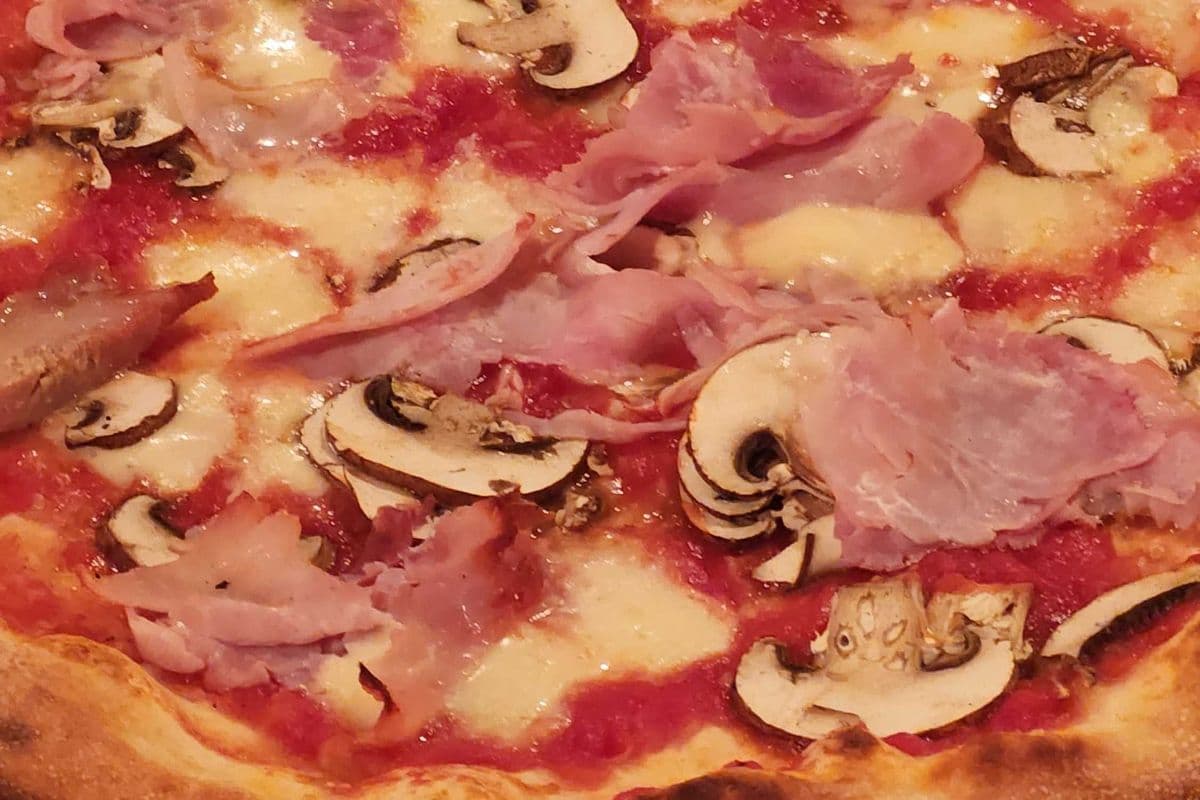 Prosciutto e Funghi Pizza