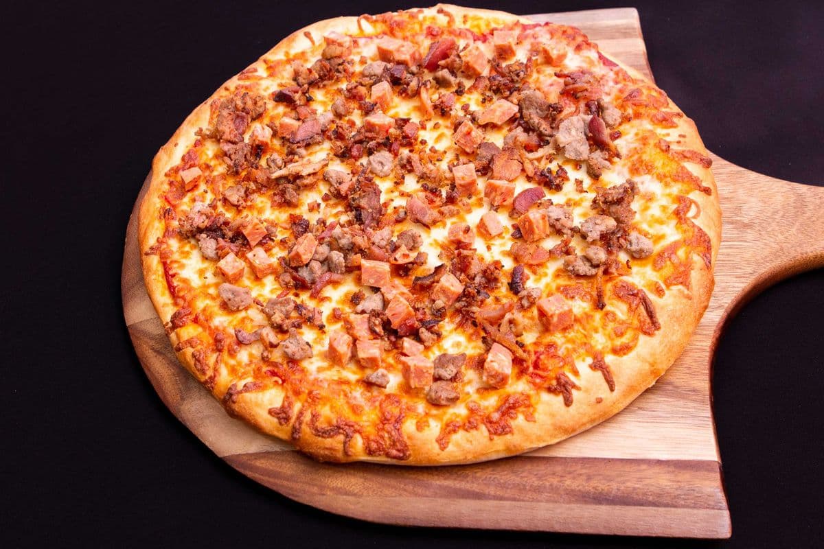 Pizza moyenne fanatique de la viande