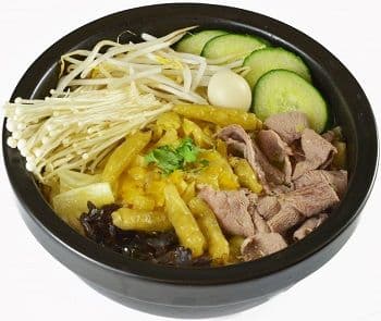 Sichuan-Style Sour and Spicy Flavour Rice Noodle Soup with Sliced Beef 酸汤肥牛米线