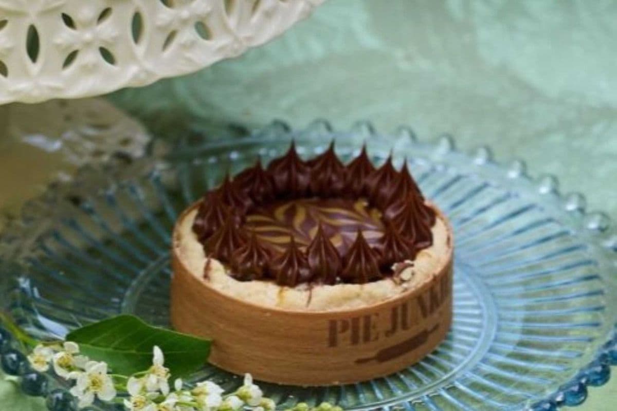 Chocolate Mocha Pie with Caramel (8 cm)