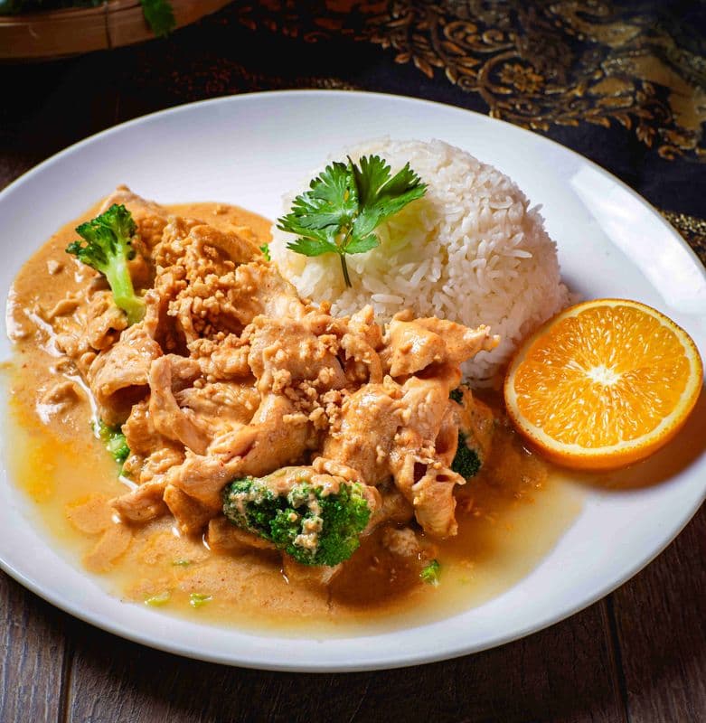 Chicken In Peanut Sauce / Poulet À La Sauceaux Arachides