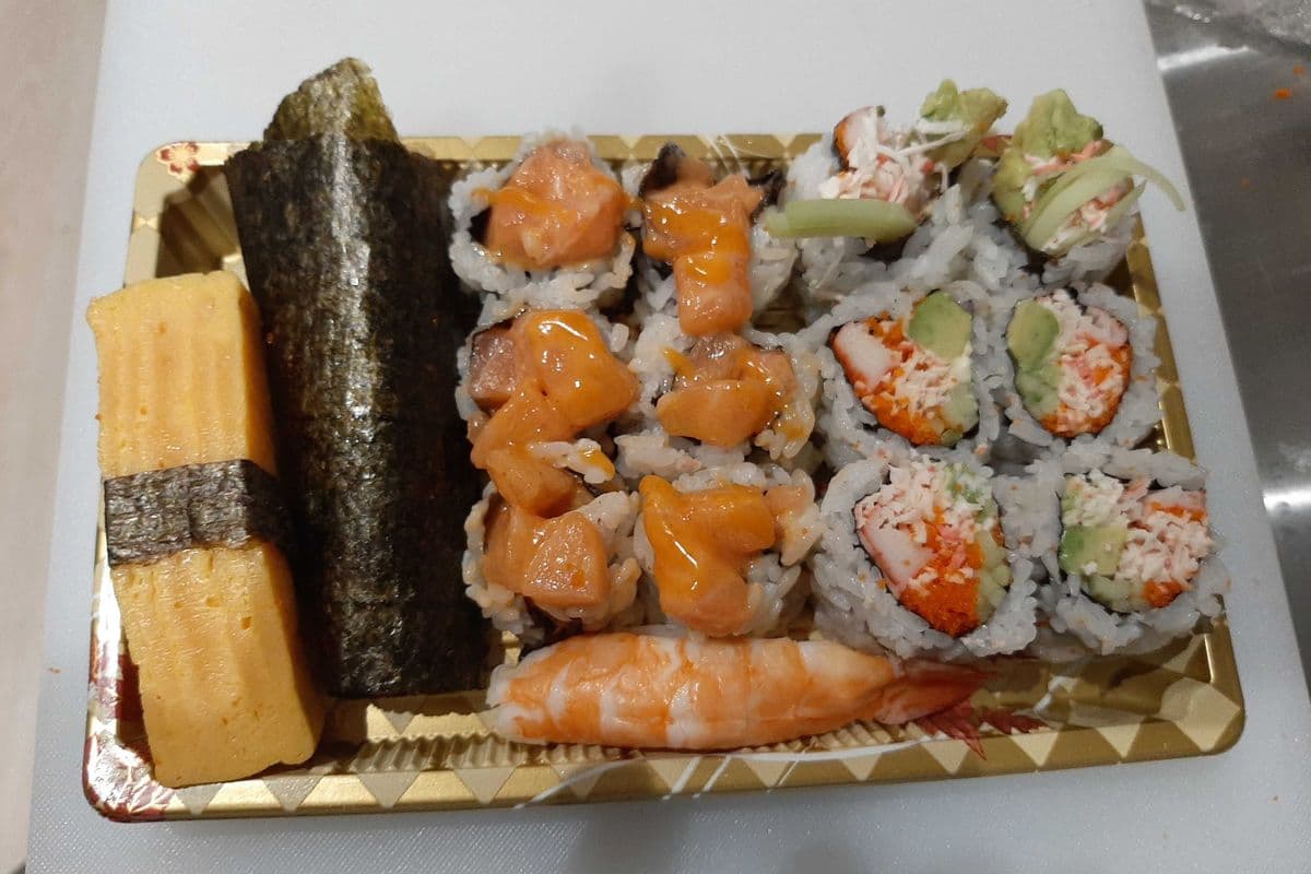 44. Cali&Spicy Salmon Combo (California Roll 6pcs+Spicy Salmon Roll 6pcs(or Tuna Avocado)+Chef Choice Sushi 2pc +Salmon Avocado Hand Roll 1pc)