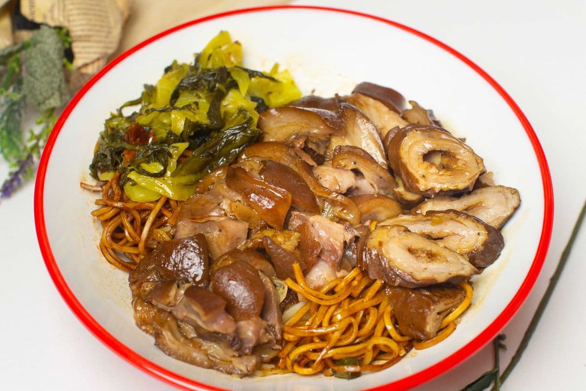 E9】Braised pork feet with pork intestine on dry noodles卤猪脚大肠双拼拌川(拌面 )
