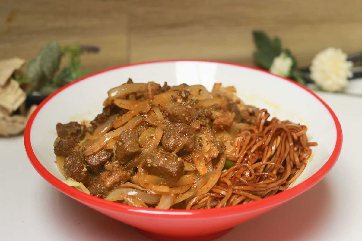 E7】Stir-fried lamb with cilantro on dry noodles孜然羊肉拌川(拌面)