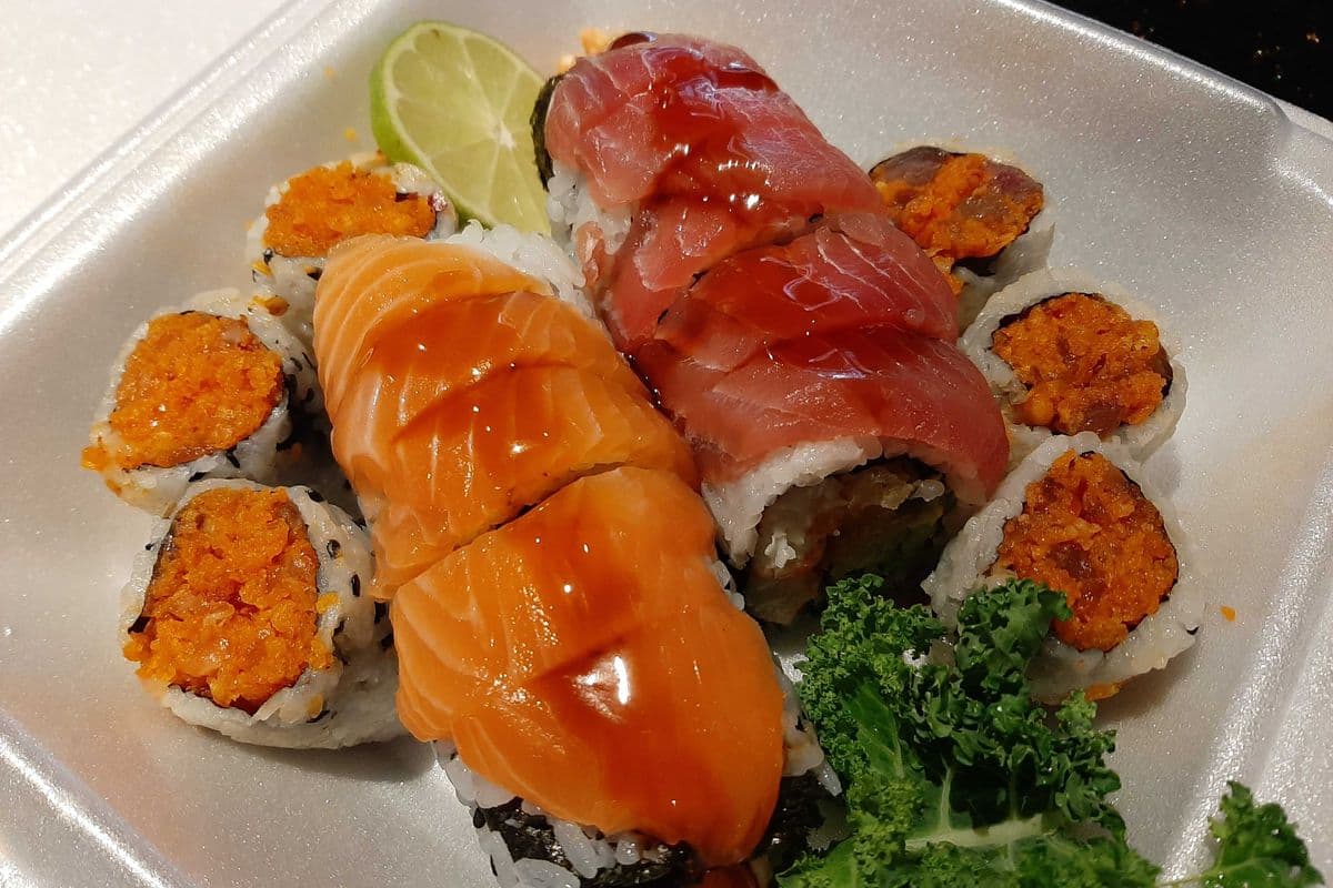 MD4 Spicy Tuna (3 pcs), Red Dragon (5 pcs), Spicy Salmon (3 pcs), and Orange Dragon (5 pcs)