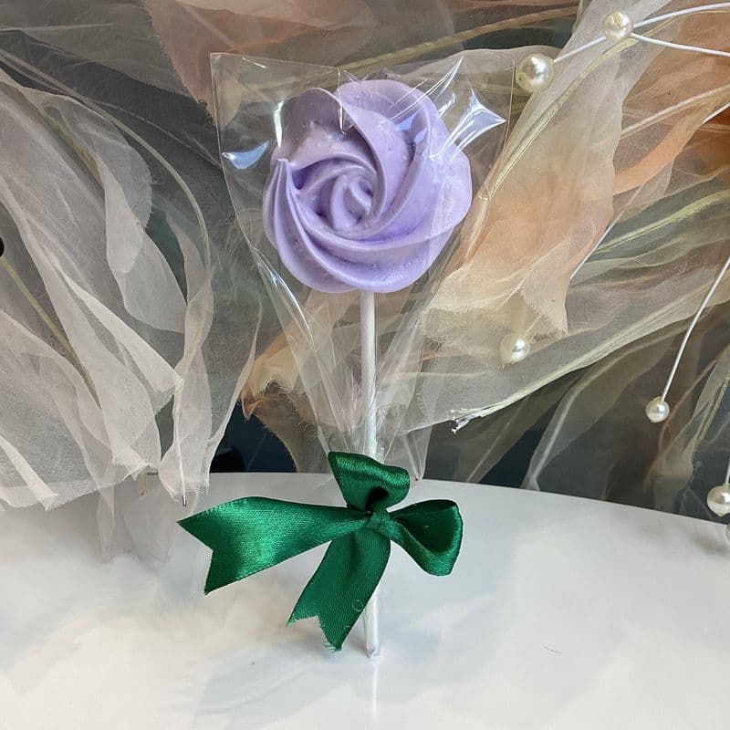 Meringue Cookie Lollipop