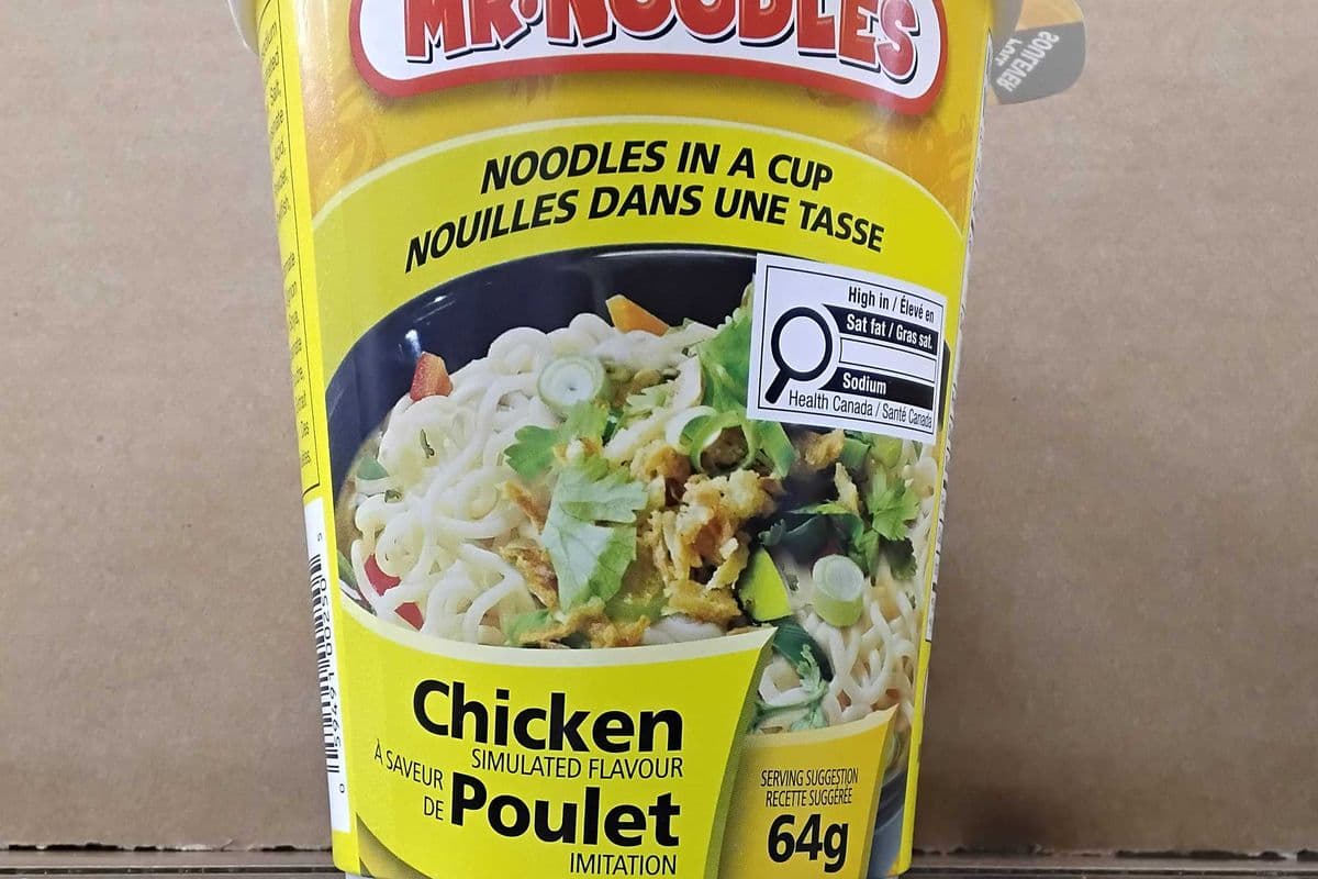 Mr. Noodle chicken noodle in cup. (64g)