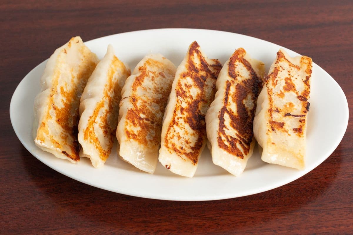 152.Pan-Fried Pork Dumplings (6 pcs) 鲜肉锅贴
