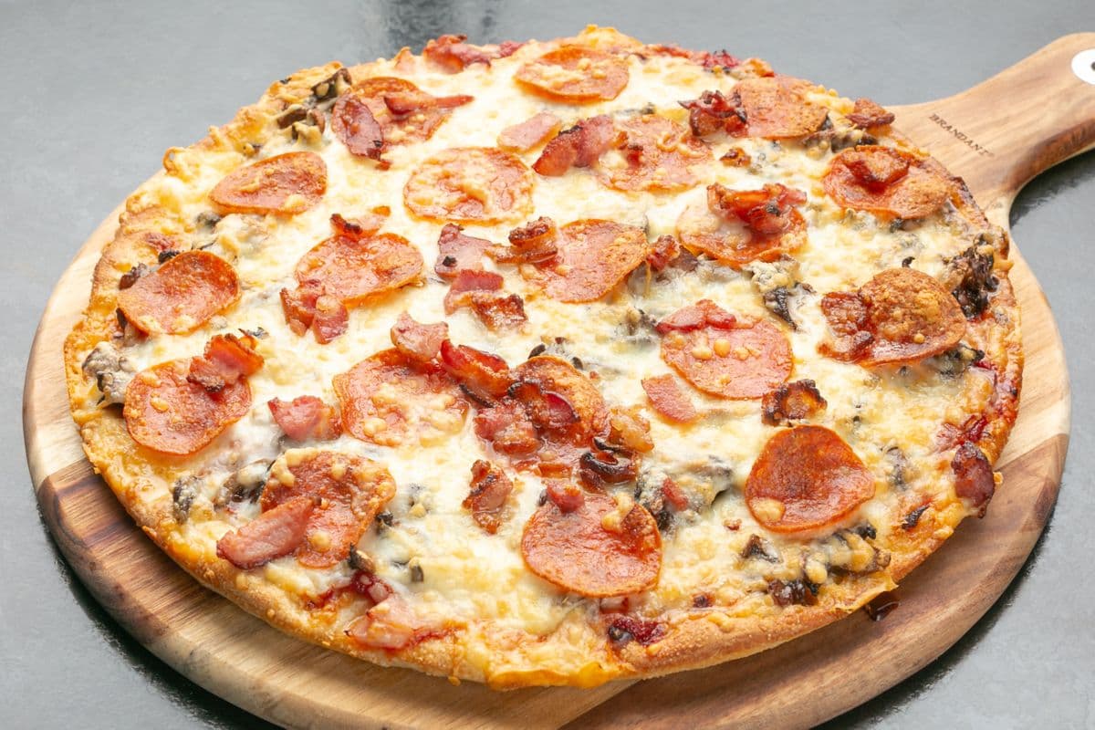 12" Real Canadian Classic Pizza (Medium (12"))