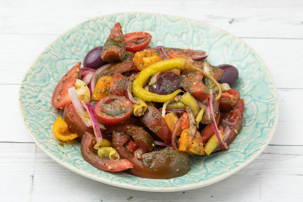 Ensalada de tomates, piparras con vinagreta de PX y Aceite de Albahaca