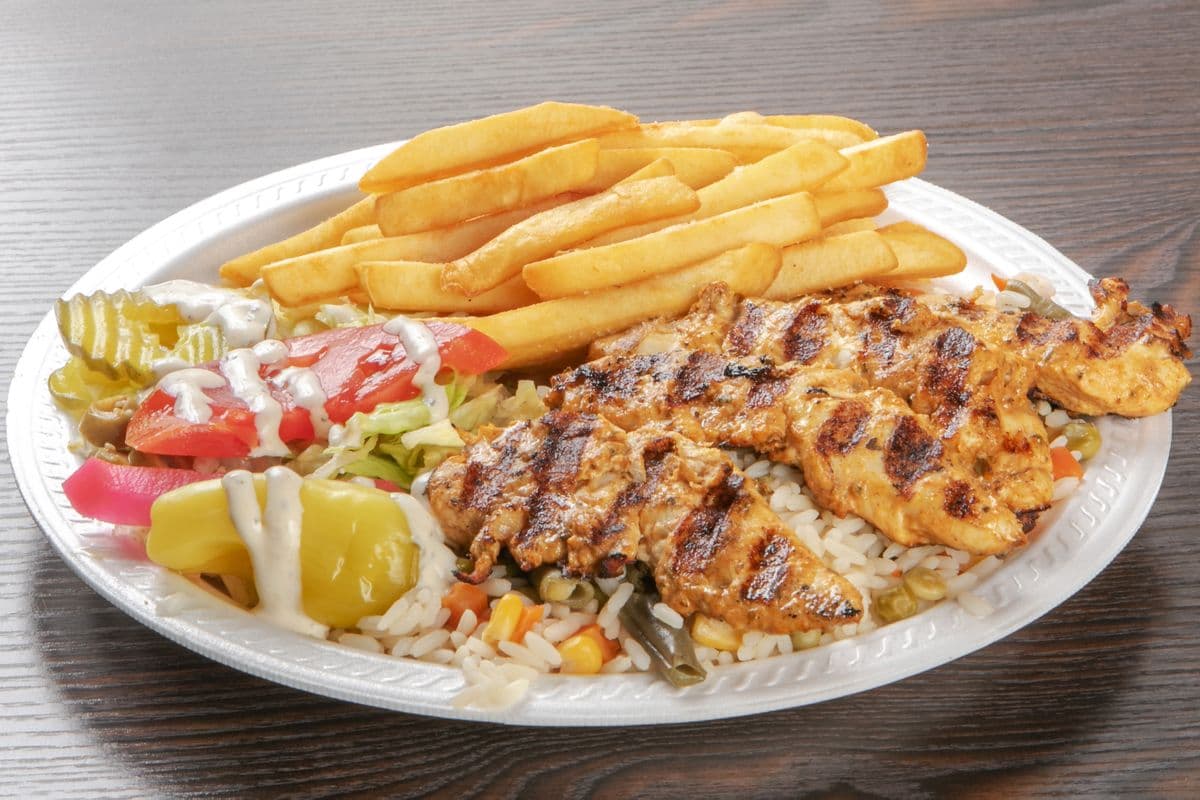 Plat de brochettes de poulet