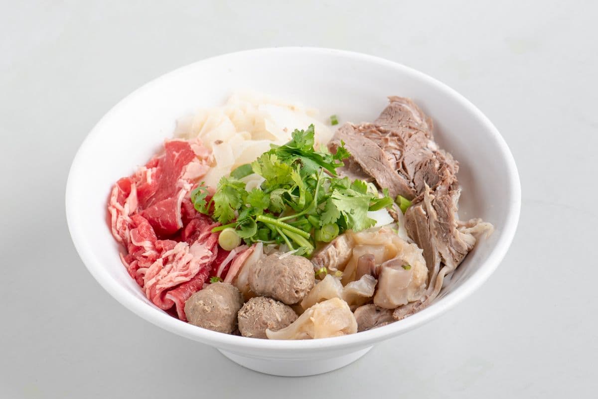 042. House Special Beef Rice Noodle Soup