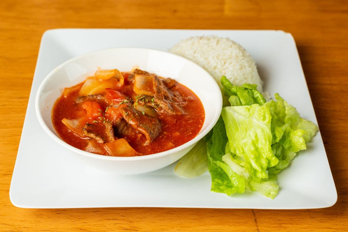 F7. Beef Brisket, Beef, or Chicken in Fresh Tomato Sauce with Rice