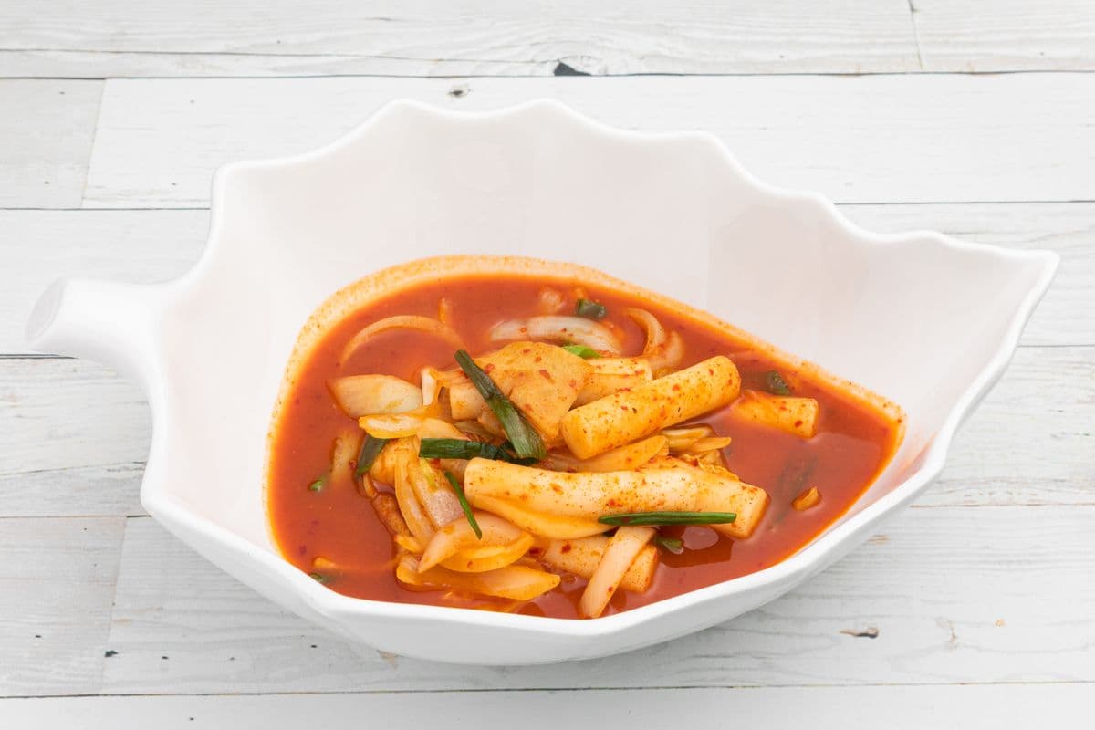 5. Gâteaux de riz à la sauce piquante / Topokki
