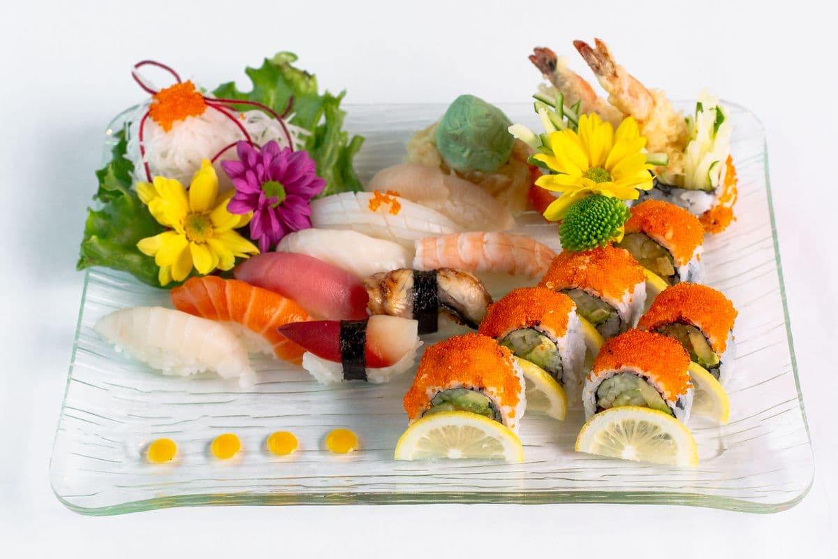 251. Premium Sushi (17 pcs)