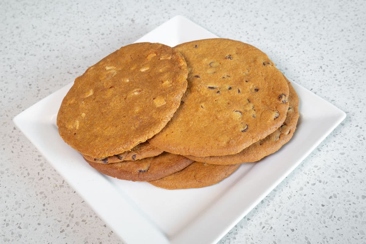 Giant Macadamia Nut Cookie (1 pc)