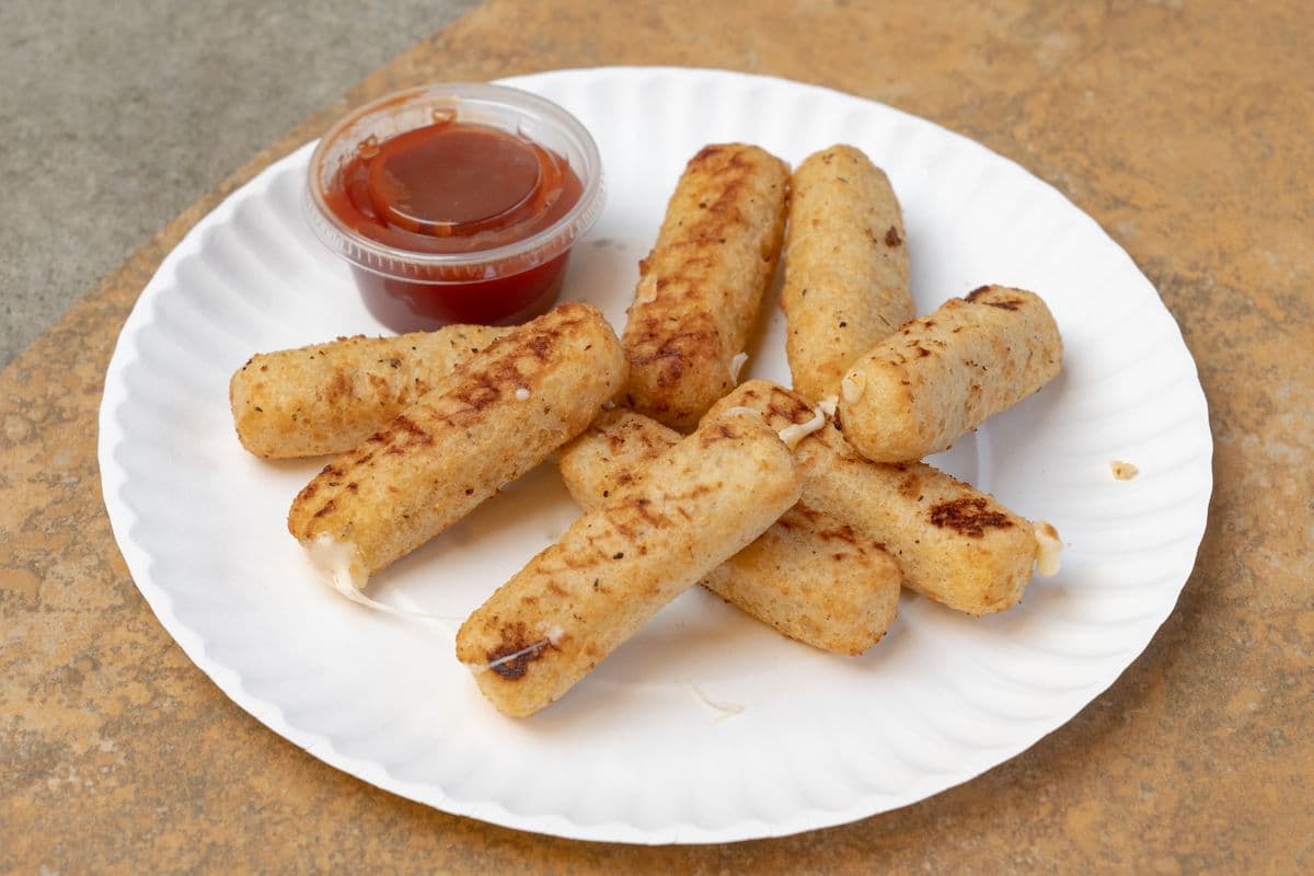 Mozzarella Sticks (8 pcs)