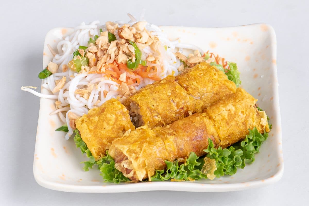 001. Vietnamese-Style Spring Rolls (2 pcs)