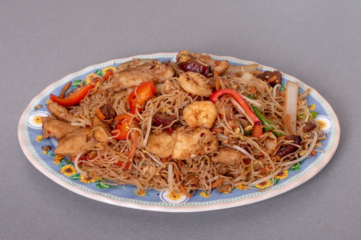 132. Stir-Fried Vermicelli Noodles with Chicken, BBQ Pork, and Shrimp