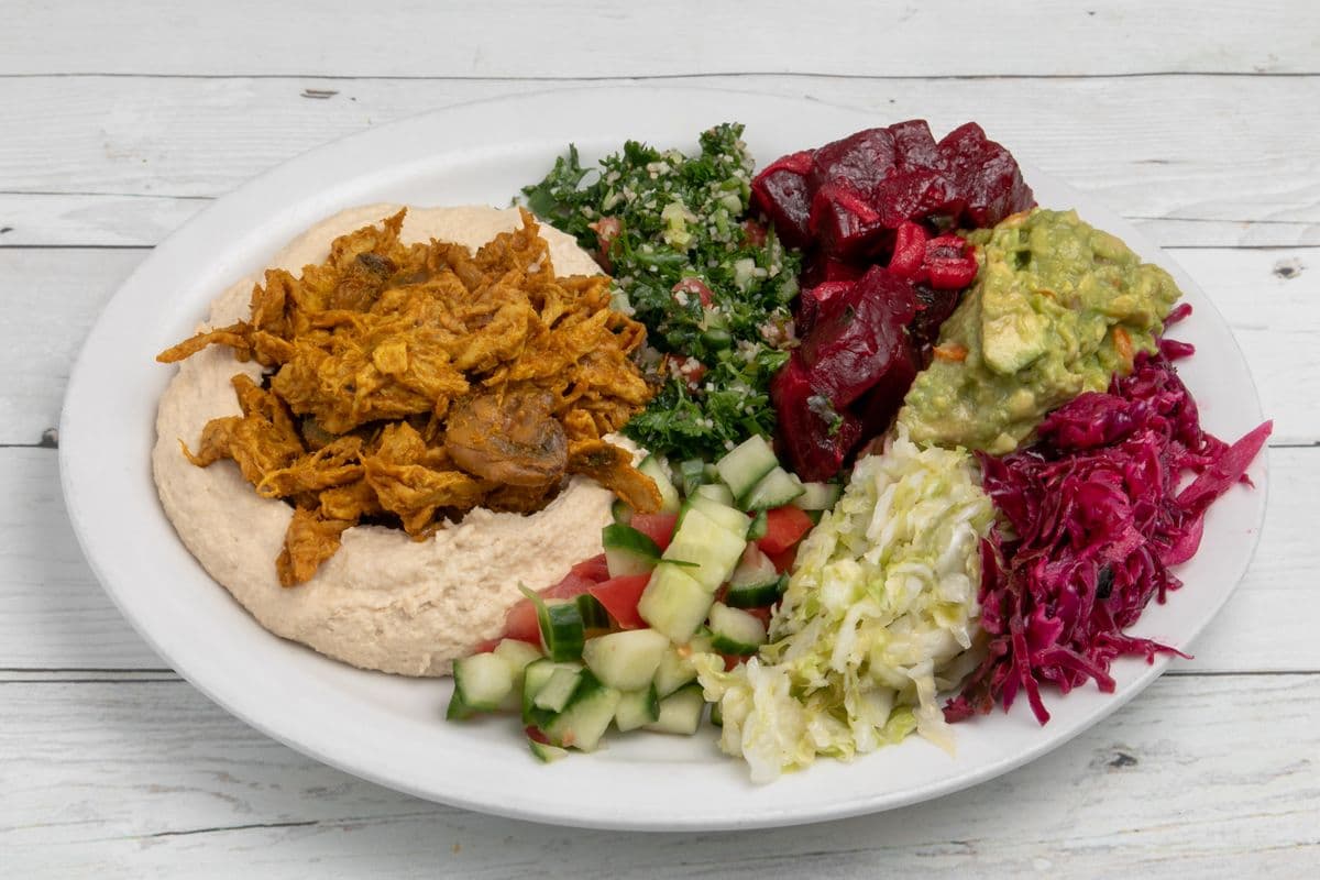 Plat d'houmous et Shish Taouk / Hummus Veggie Shishtaouk Plate