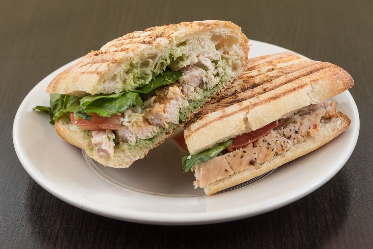 Panini au poulet pesto