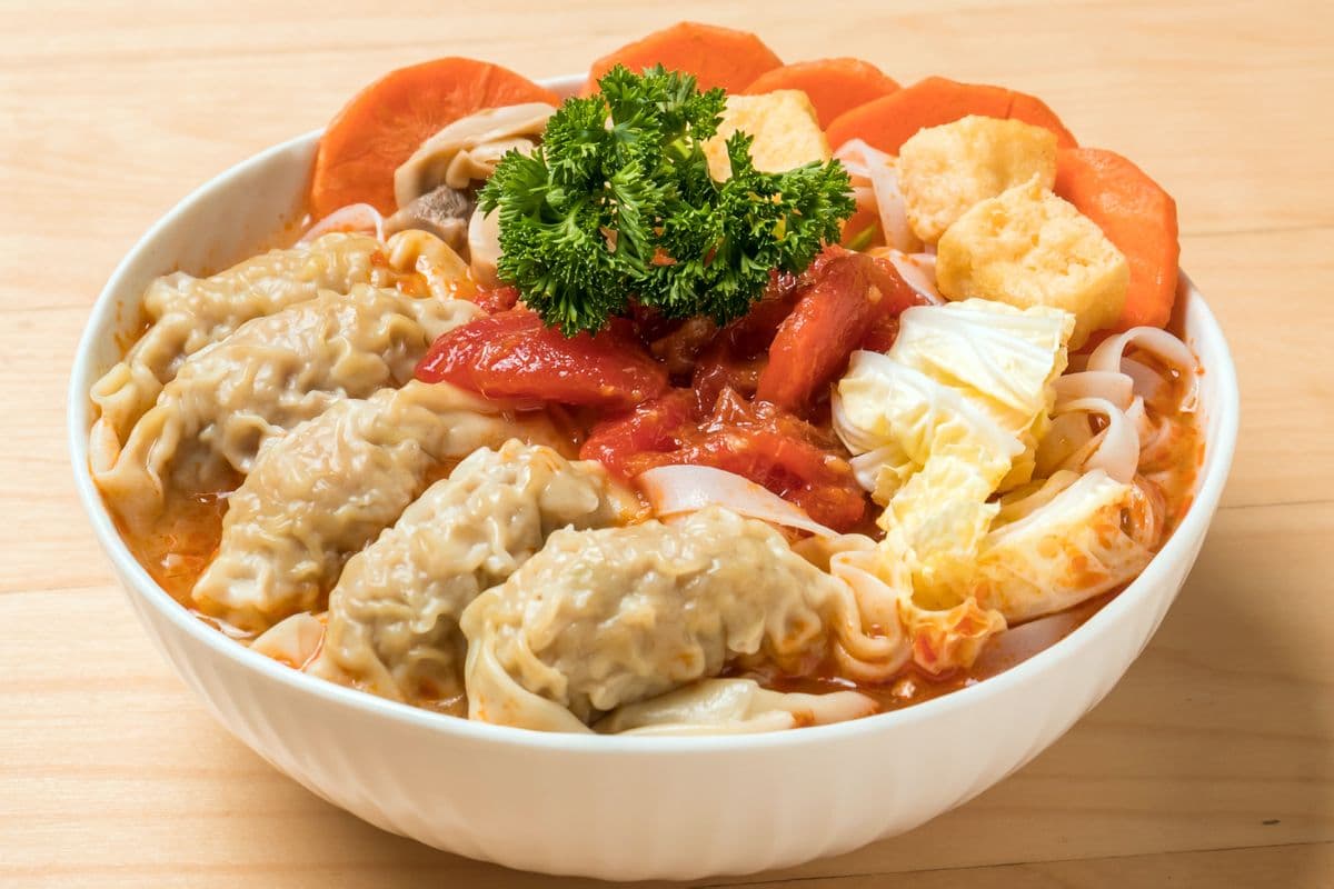 Thai Sweet-and-Sour Soup with Pork Vegetable Wonton (5 pcs)