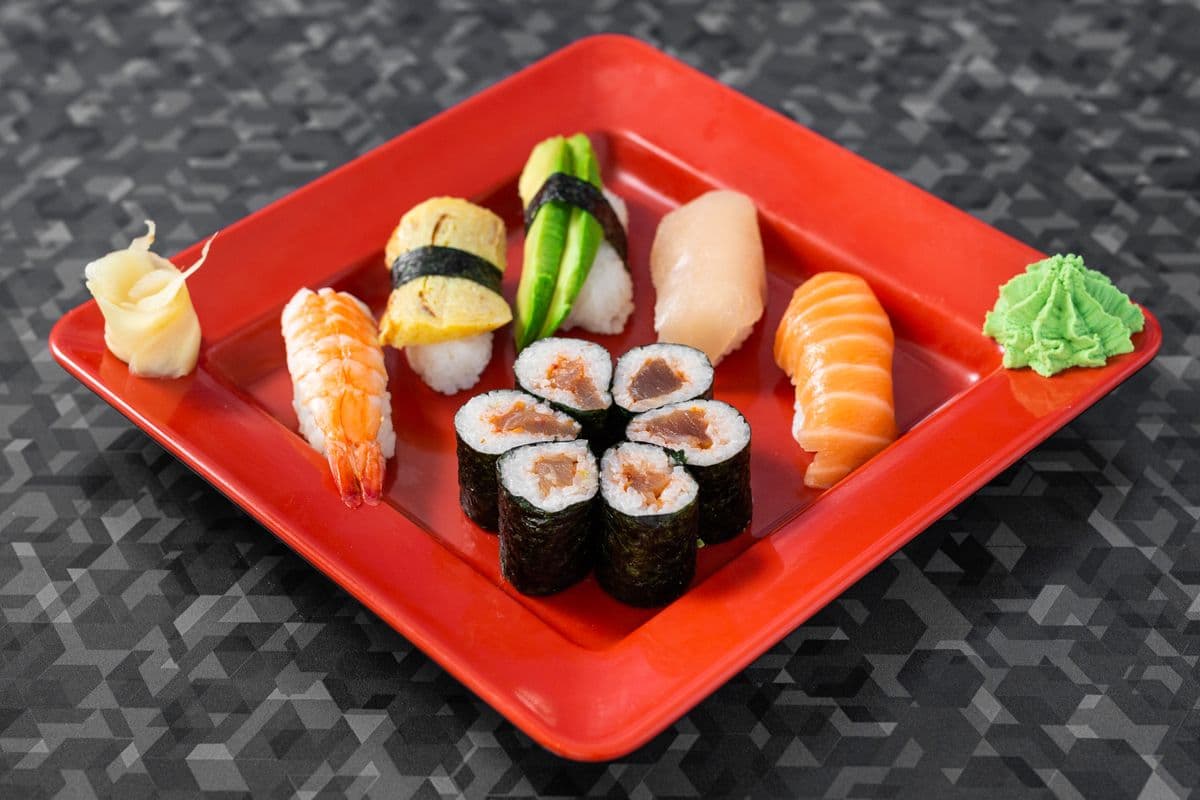 Assorted Sushi Combo (11 pcs)