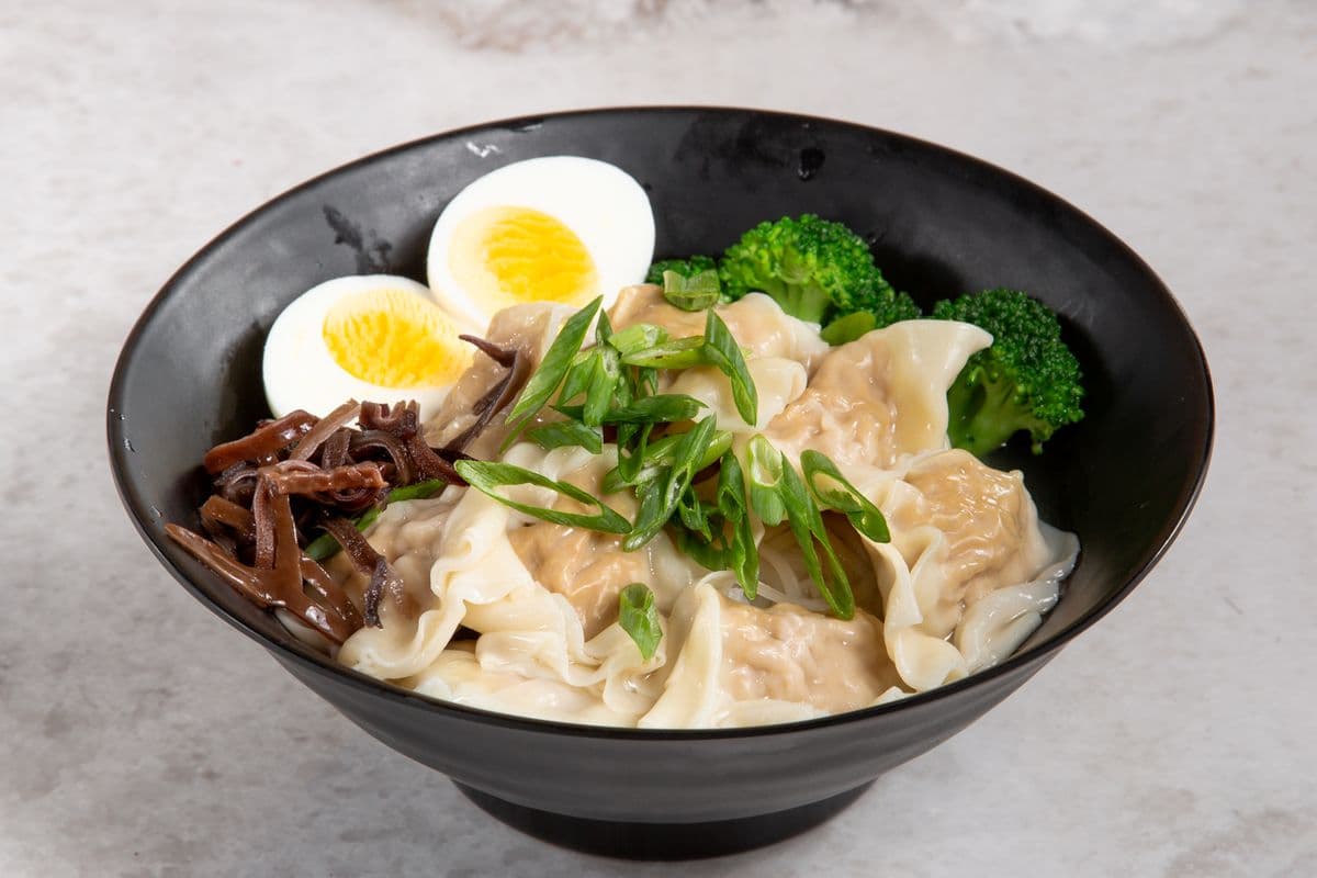 L2. Ramen avec wontons aux crevettes et poulet (10 mcx) / Ramen with Chicken and Shrimp Wontons (10 pcs)