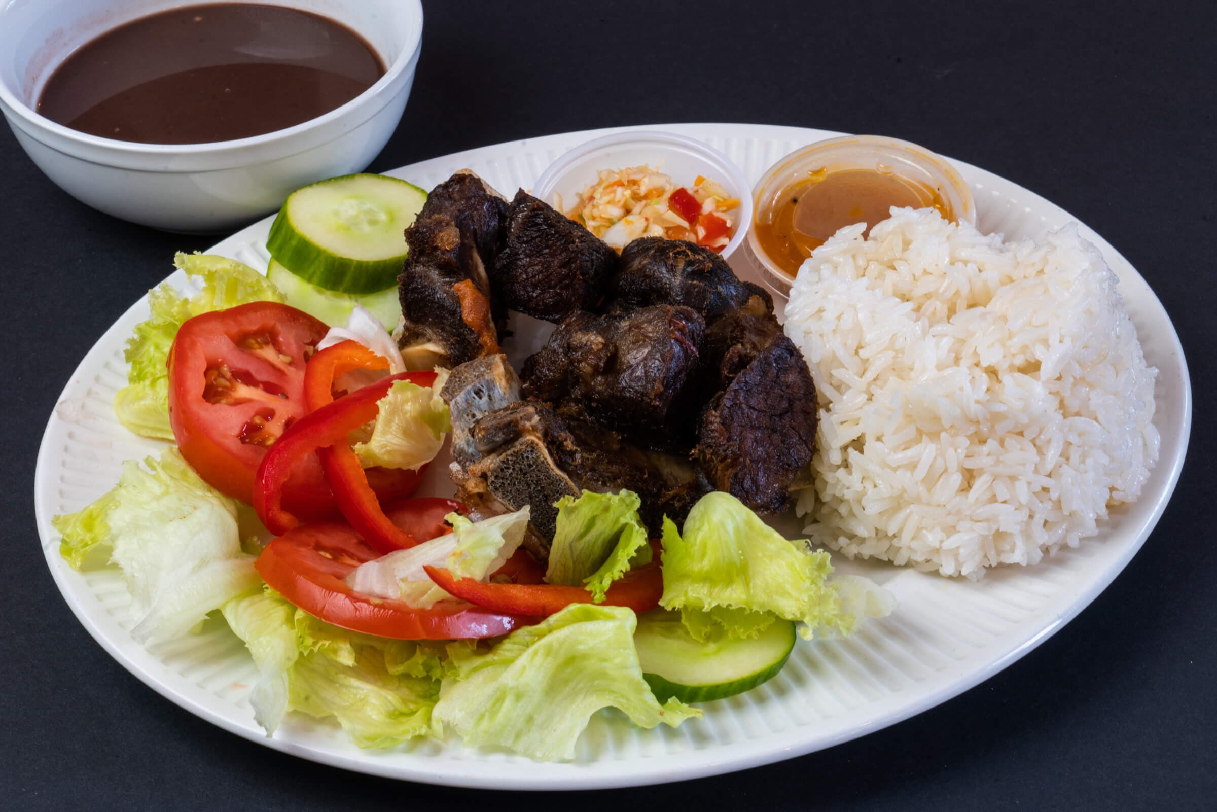 Cabrit avec riz blanc (grand) / Fried Goat with White Rice (Large)