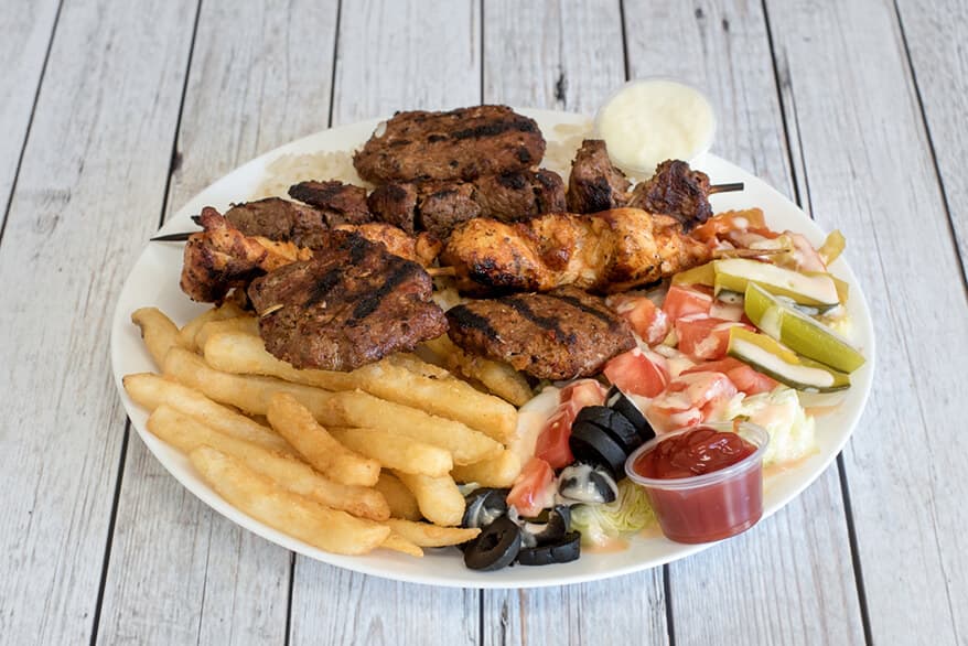 Plat de trois brochettes