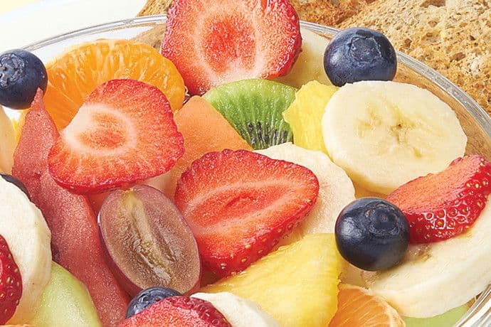 Gros bol de fruits frais et rôties