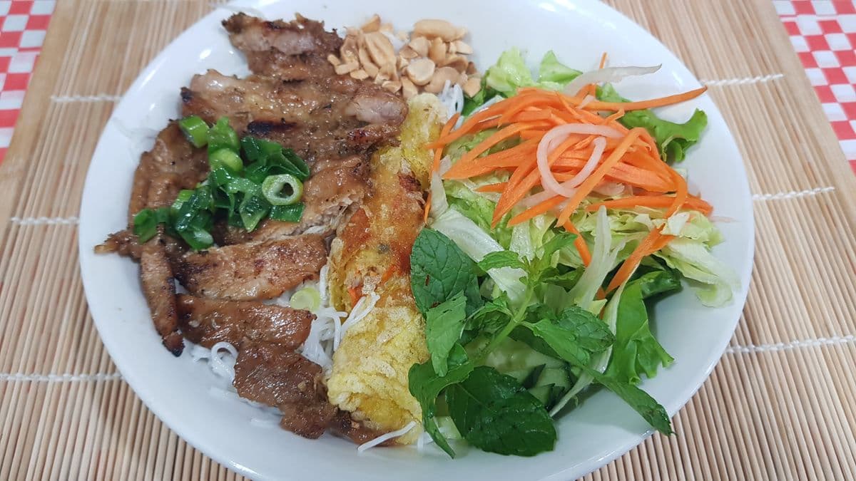 305. Vermicelli with Grilled Chicken and Spring Roll
