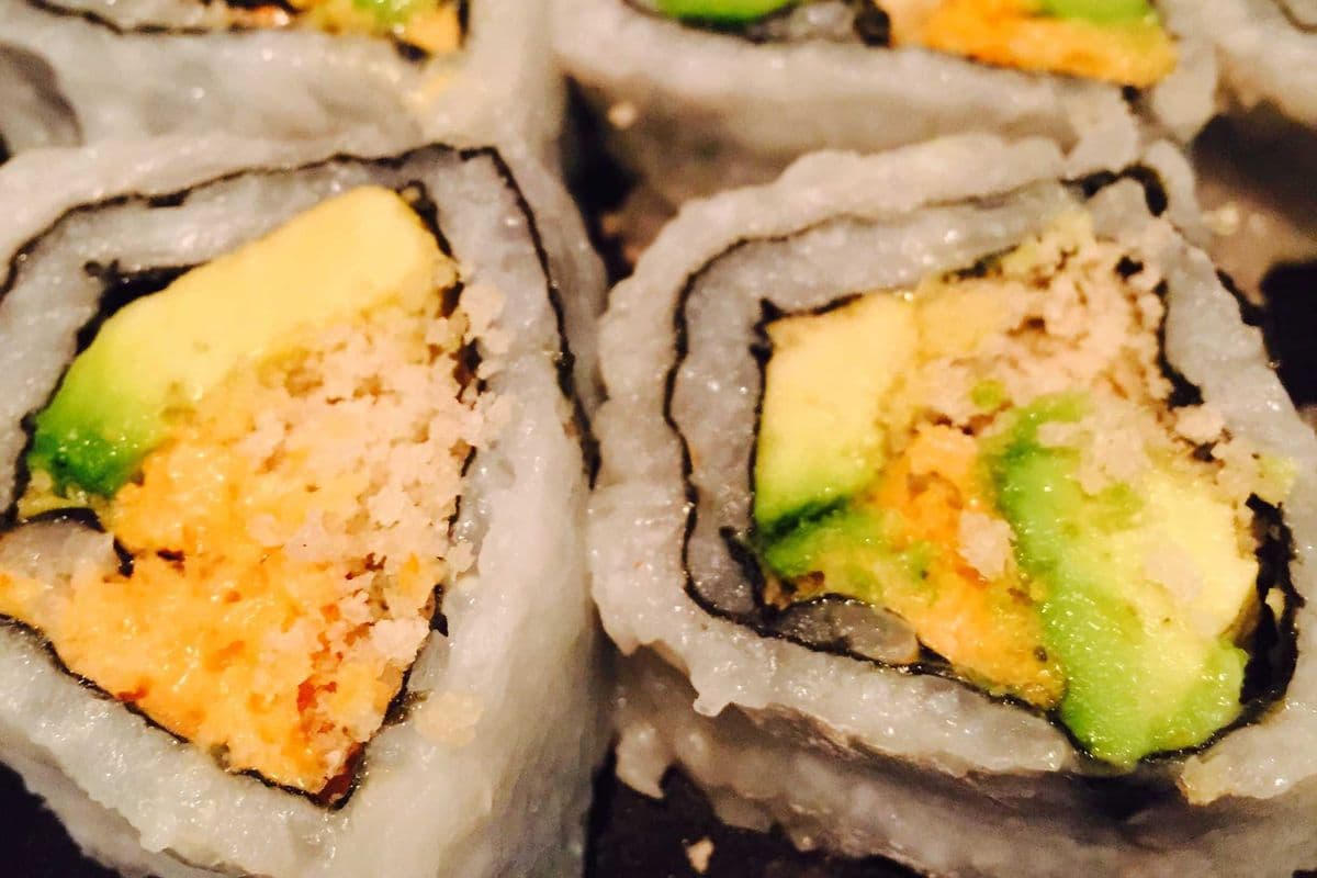 74. Spicy Avocado Maki Roll (6 pcs)