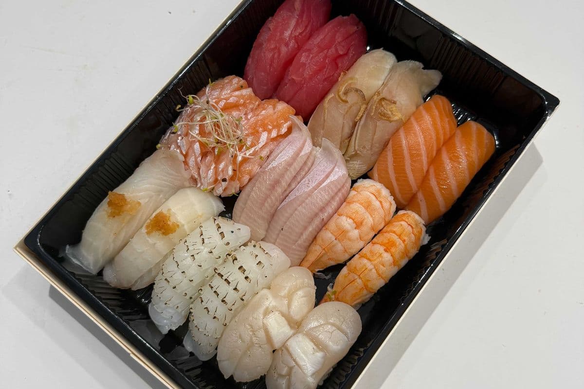 P13. Assorted Sushi (18 pcs) 壽司拼盤