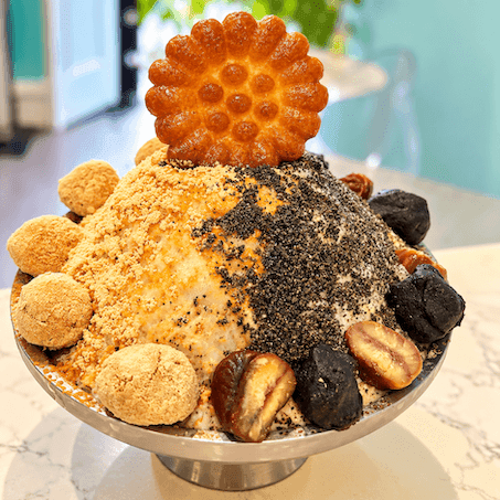 MAKGEOLLI HALF & HALF BINGSU / 막걸리 반반 빙수 / 马格利米酒双拼刨冰 · 酒精度 4%