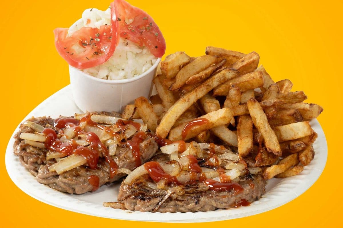 Assiette de hamburger steak et oignons frits / Steak and Fried Onions Hamburger