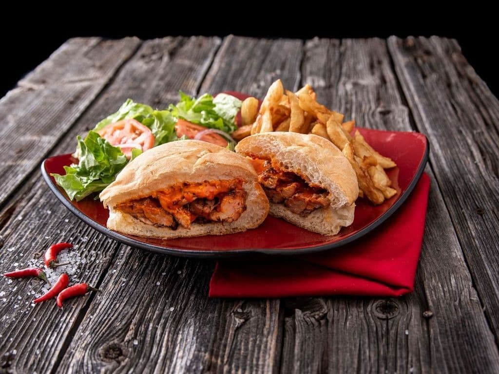 Assiette de Sandwich au Poulet Mariné / Marinated Chicken Sandwich Plate