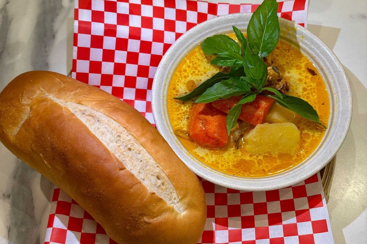 Banh Mi Ca- Ri Ga