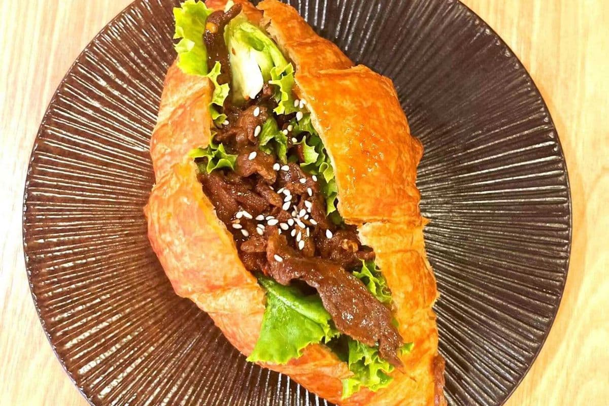 Juicy Beef Loin Croissant Sandwich / 酱汁牛肉可頌三明治