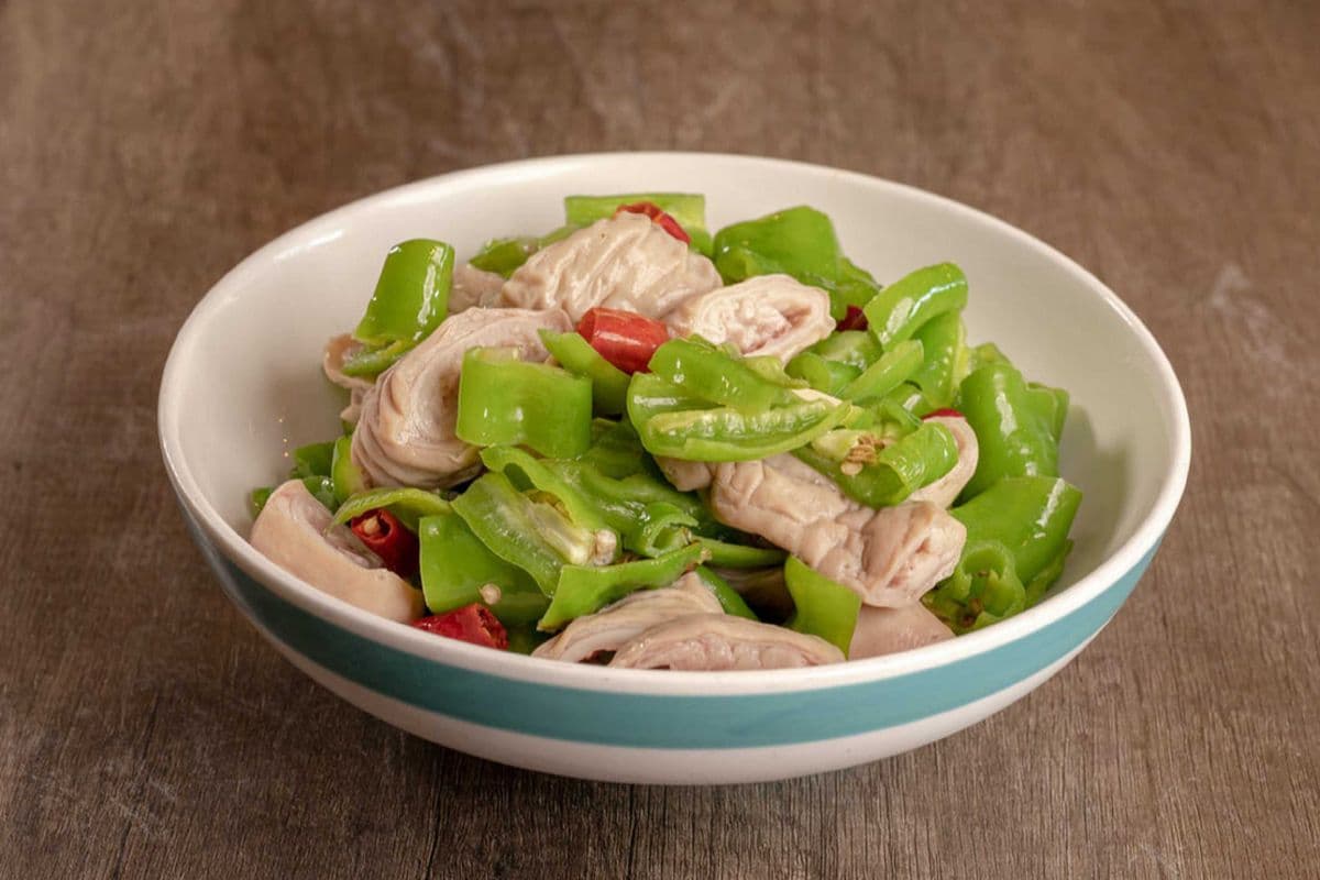 Stir-Fried Pork Intestine with Green Pepper 尖椒爆肥肠